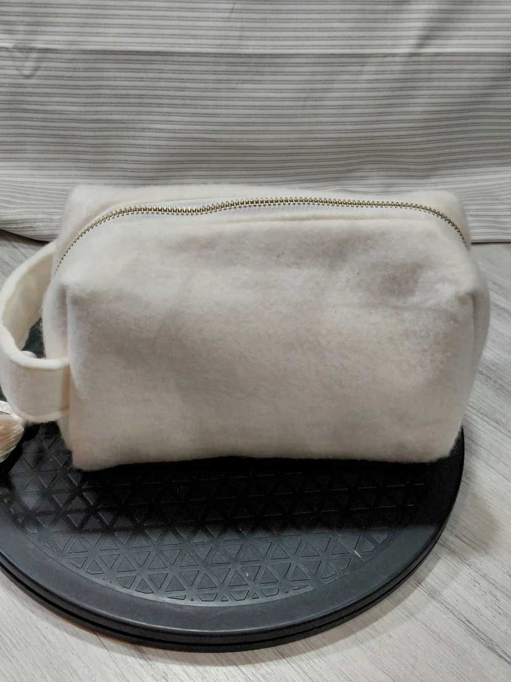 NEW OGEE Limited Edition Cream Sherpa Wool Makeup Bag Vibrant Pink Lining 9